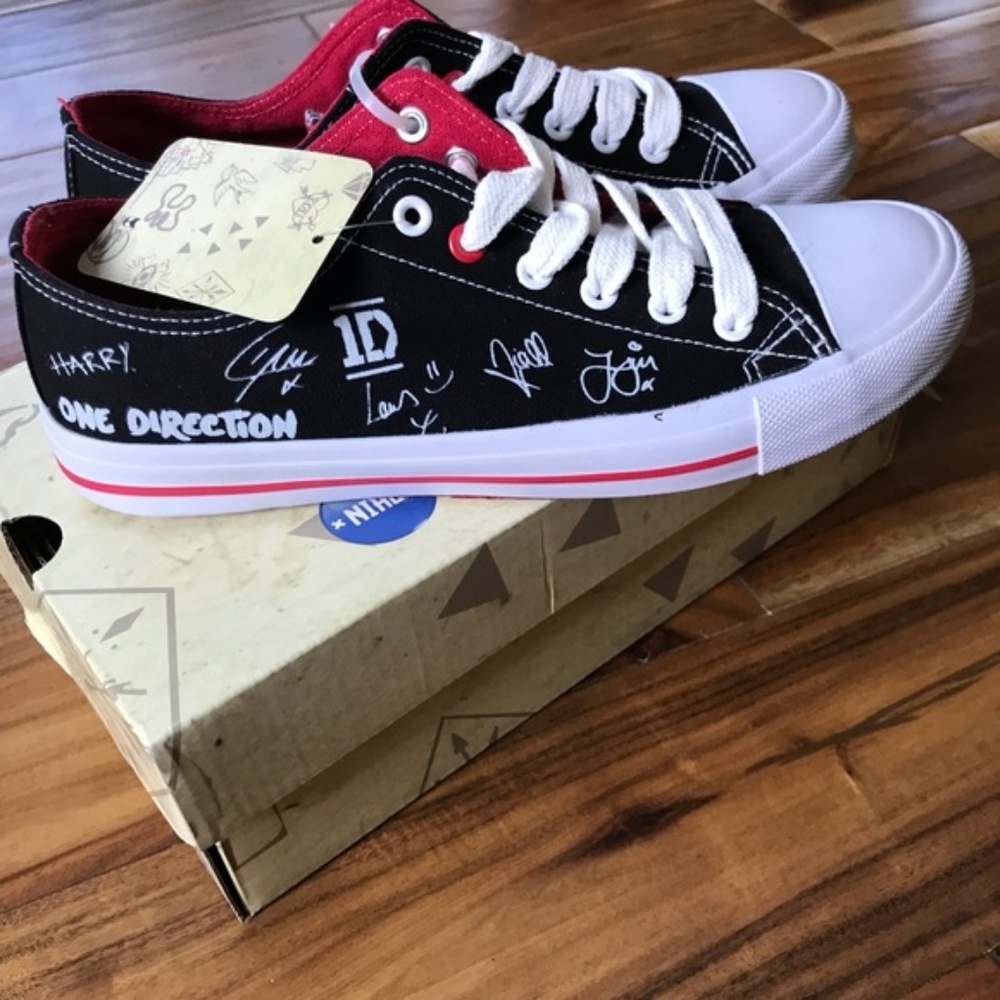black and pink converse/chucks